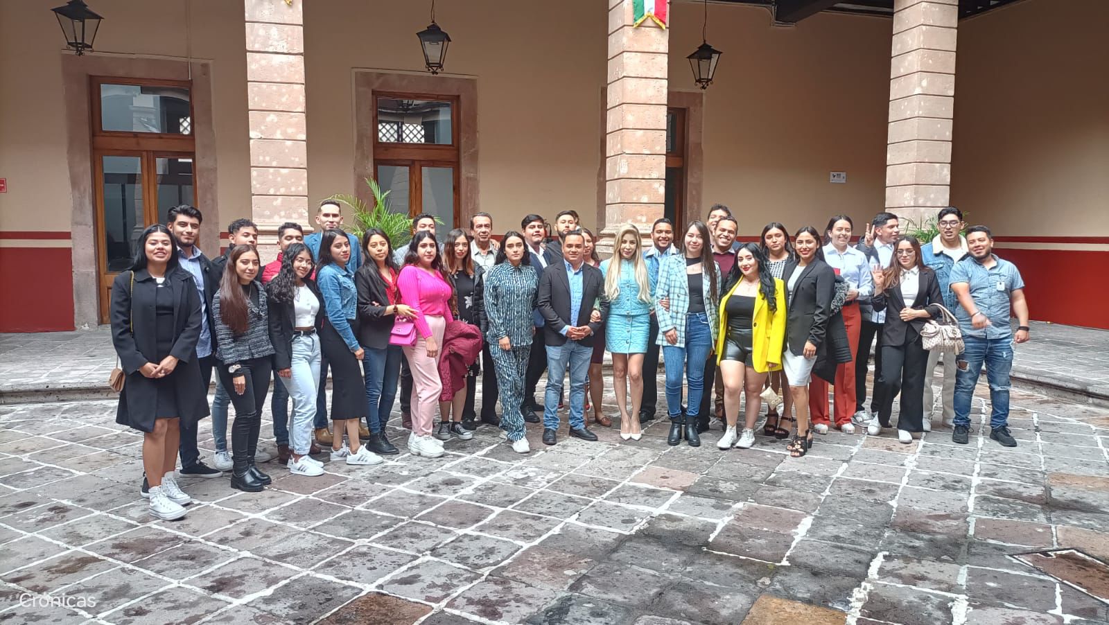 Belinda Hurtado invita a estudiantes de derecho de Ciudad Hidalgo al Congreso.