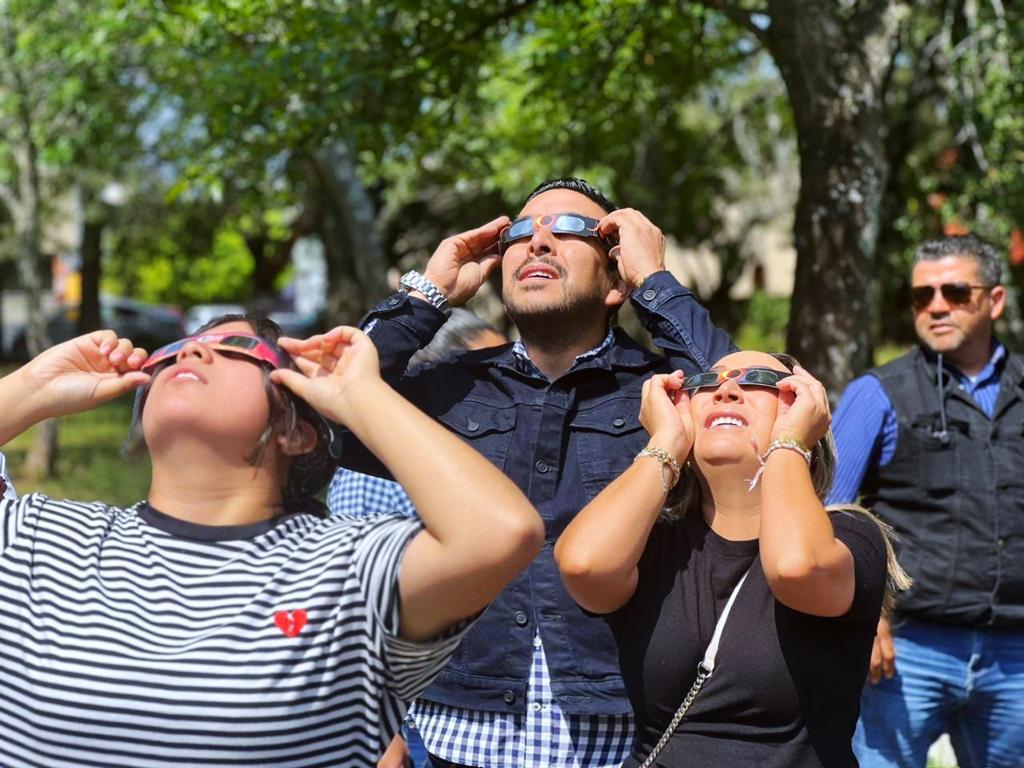 Más de 2 mil personas observaron el eclipse solar en Planetario de Morelia.