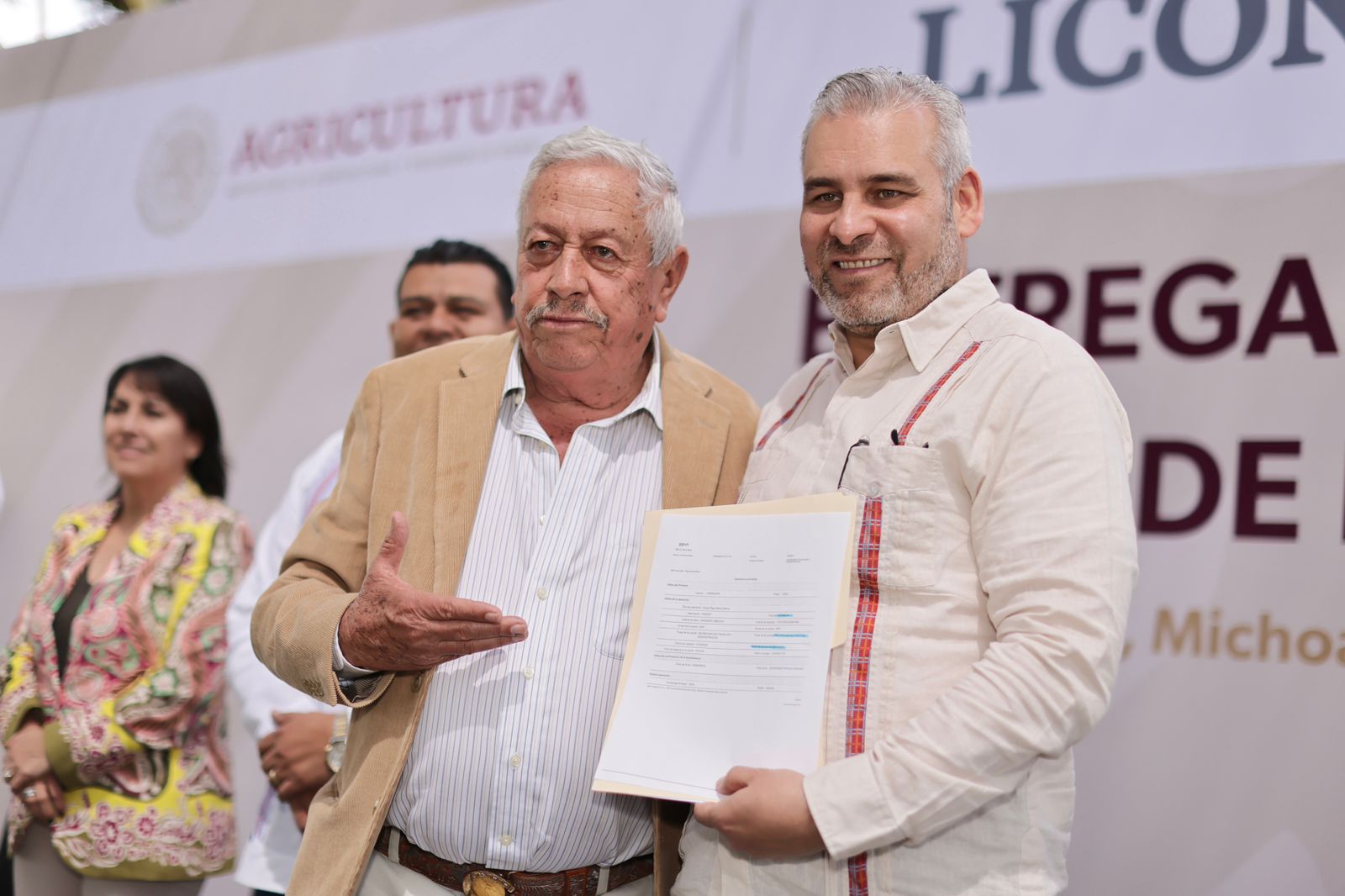 En un acto de justicia social aumentan apoyos a productores lecheros: Bedolla.