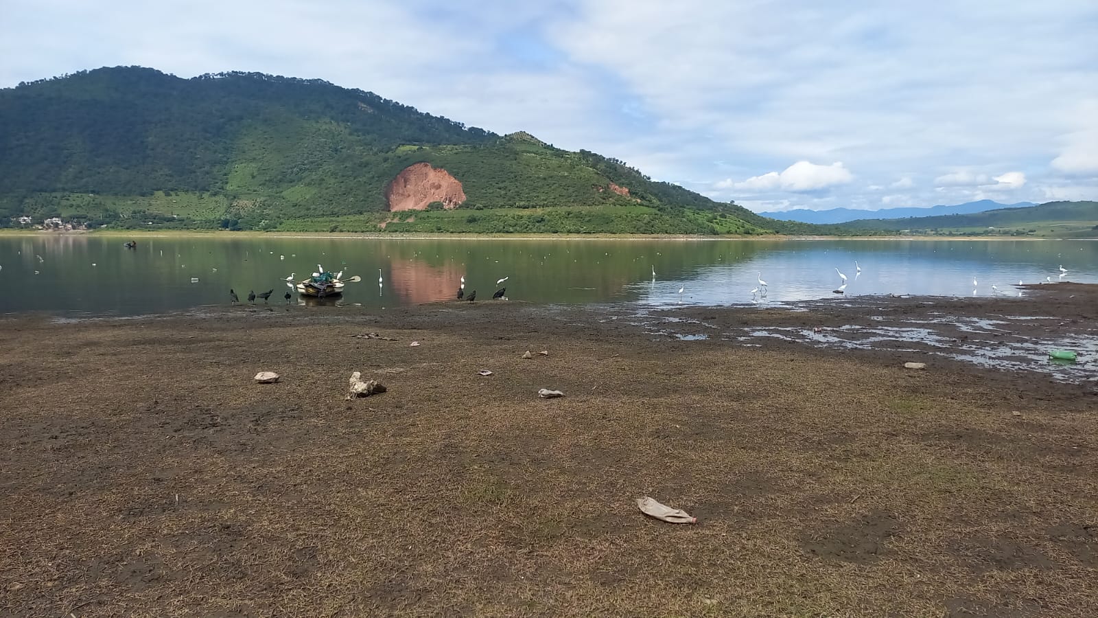 Temor de pescadores por desviación del agua en la Presa del Bosque: Advierten graves consecuencias en medio de la sequía.