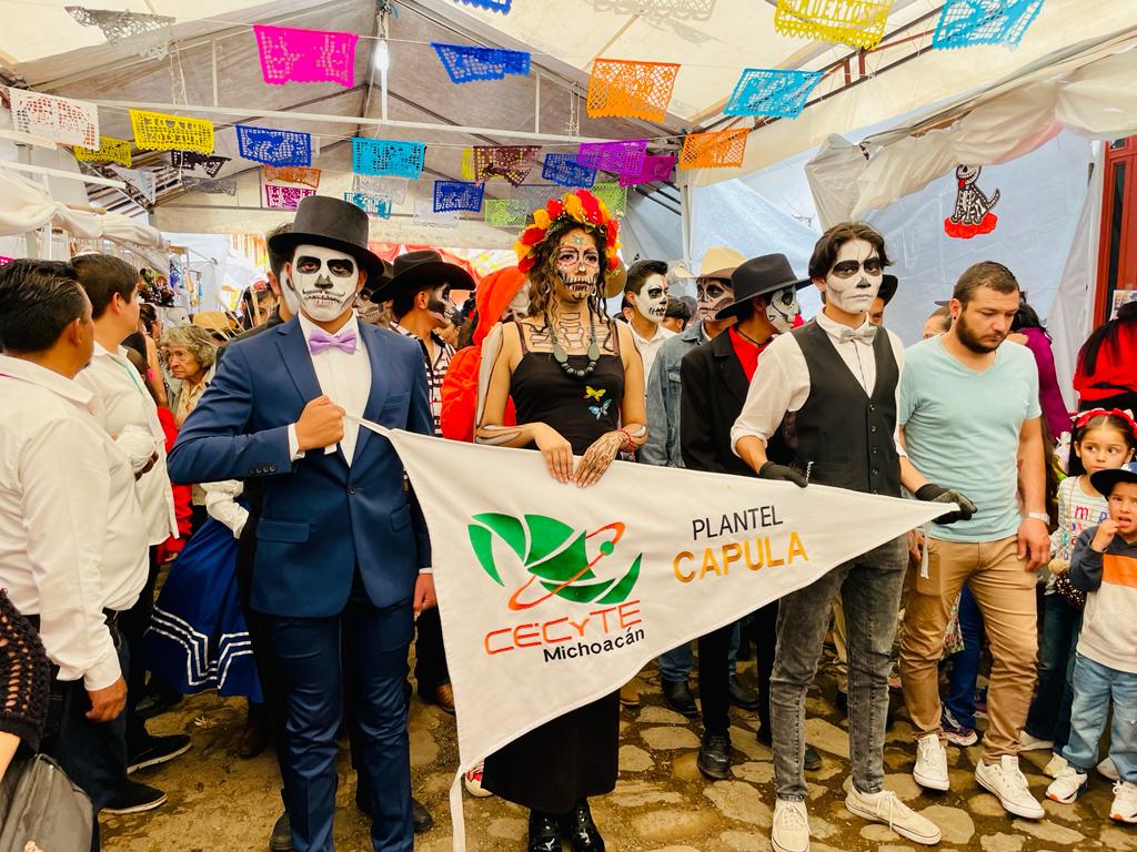 Estudiantes del Cecytem Capula participan en el desfile de la Feria Nacional, Artesanal y Cultural de la Catrina.