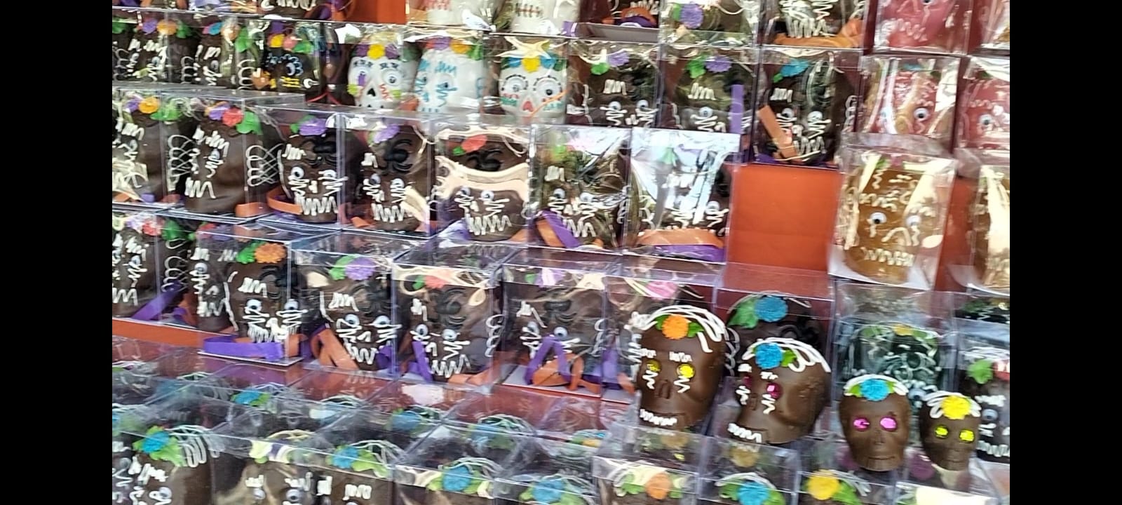 Vendedores de calaveras en Zitácuaro esperan incremento en ventas durante las festividades de Día de Muertos