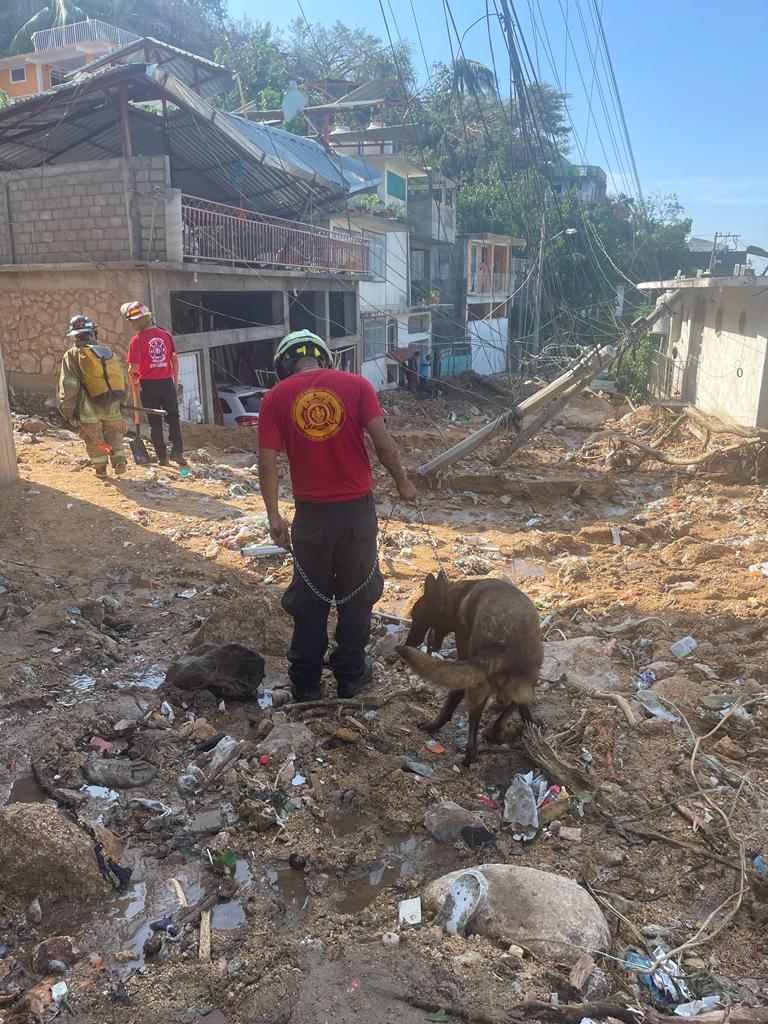 Bomberos de Zitácuaro continúan brindando apoyo a habitantes de Acapulco Guerrero afectados por el desastre del huracán “Otis”.