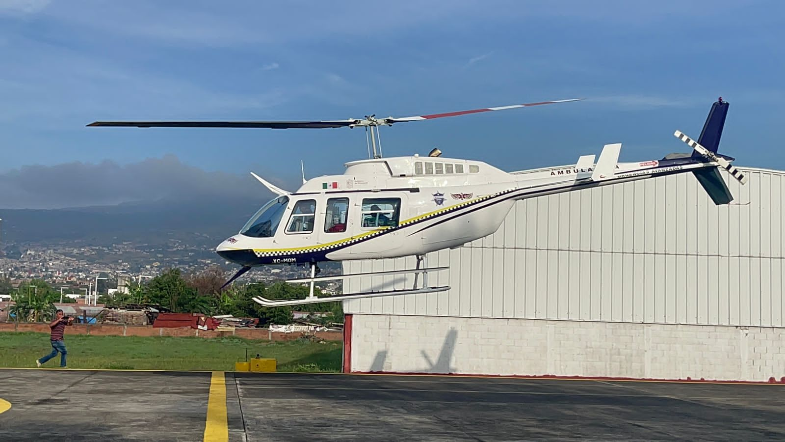 Michoacán envía 2 ambulancias aéreas a Guerrero.