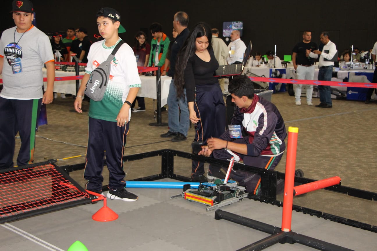 Inicia Cecytem competencias estatales de robótica.