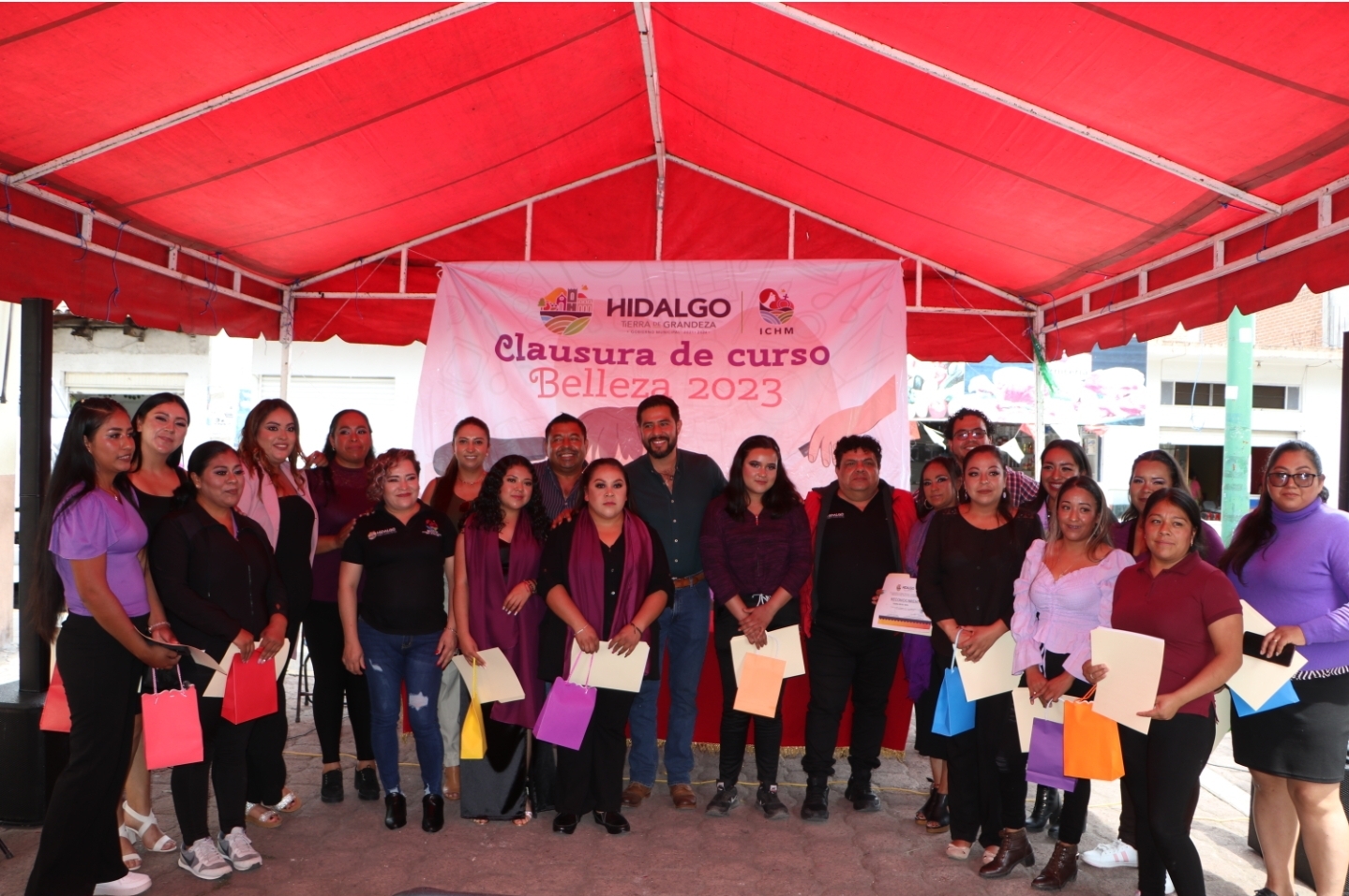 Luis Gildardo López Bernal, clausuró los trabajos del curso de Belleza 2023, que llevo a cabo el Instituto de la Mujer en San Pedro Jácuaro.