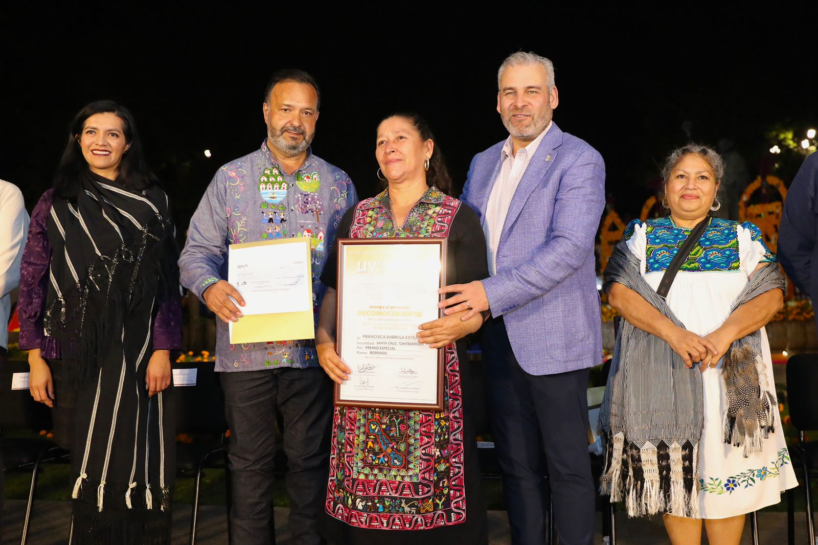 Bedolla premia las «manos mágicas» de los artesanos michoacanos