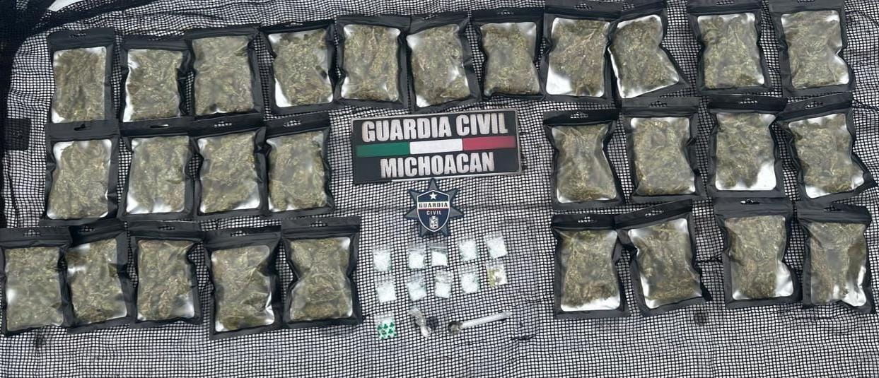 Guardia Civil detiene a cuatro individuos y asegura 42 dosis de drogas, en Uruapan