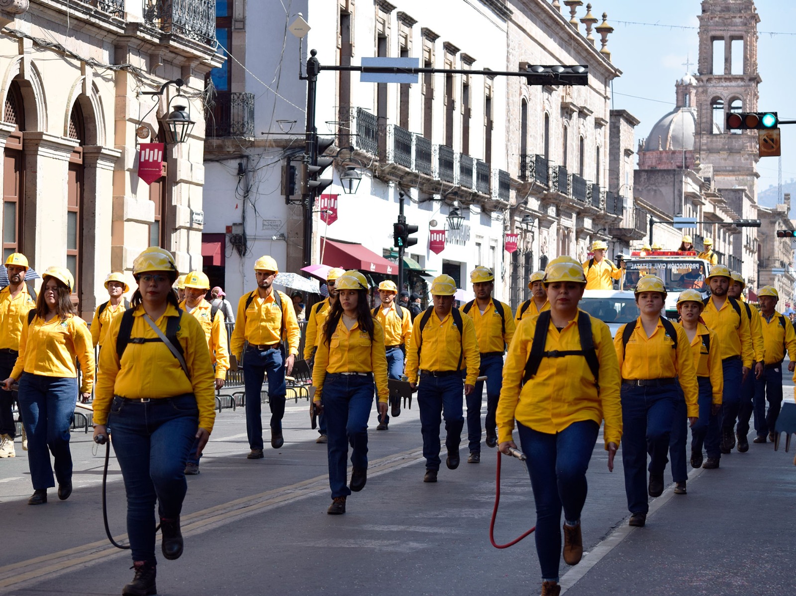 Por primera vez, combatientes de incendios participan en desfile del 20 de noviembre