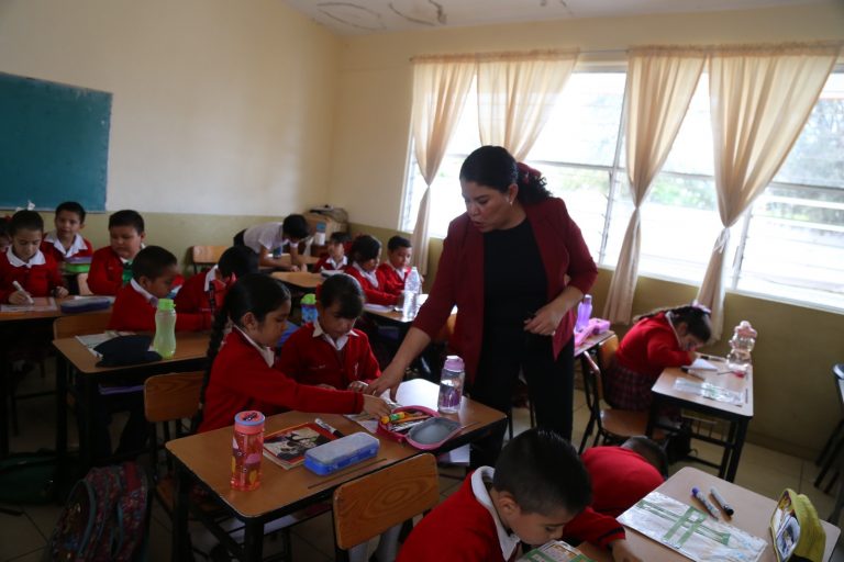 Desde el aula, más de 50 mil docentes michoacanos alistan cierre de año