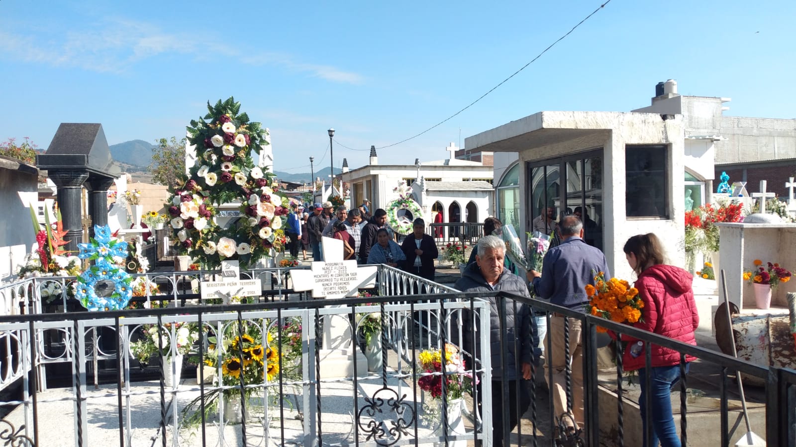 Panteones del municipio se llenaron de color y musica