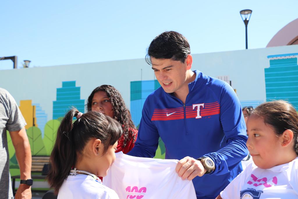 Reciben uniformes deportivos alumnos de la Escuela Municipal del Deporte