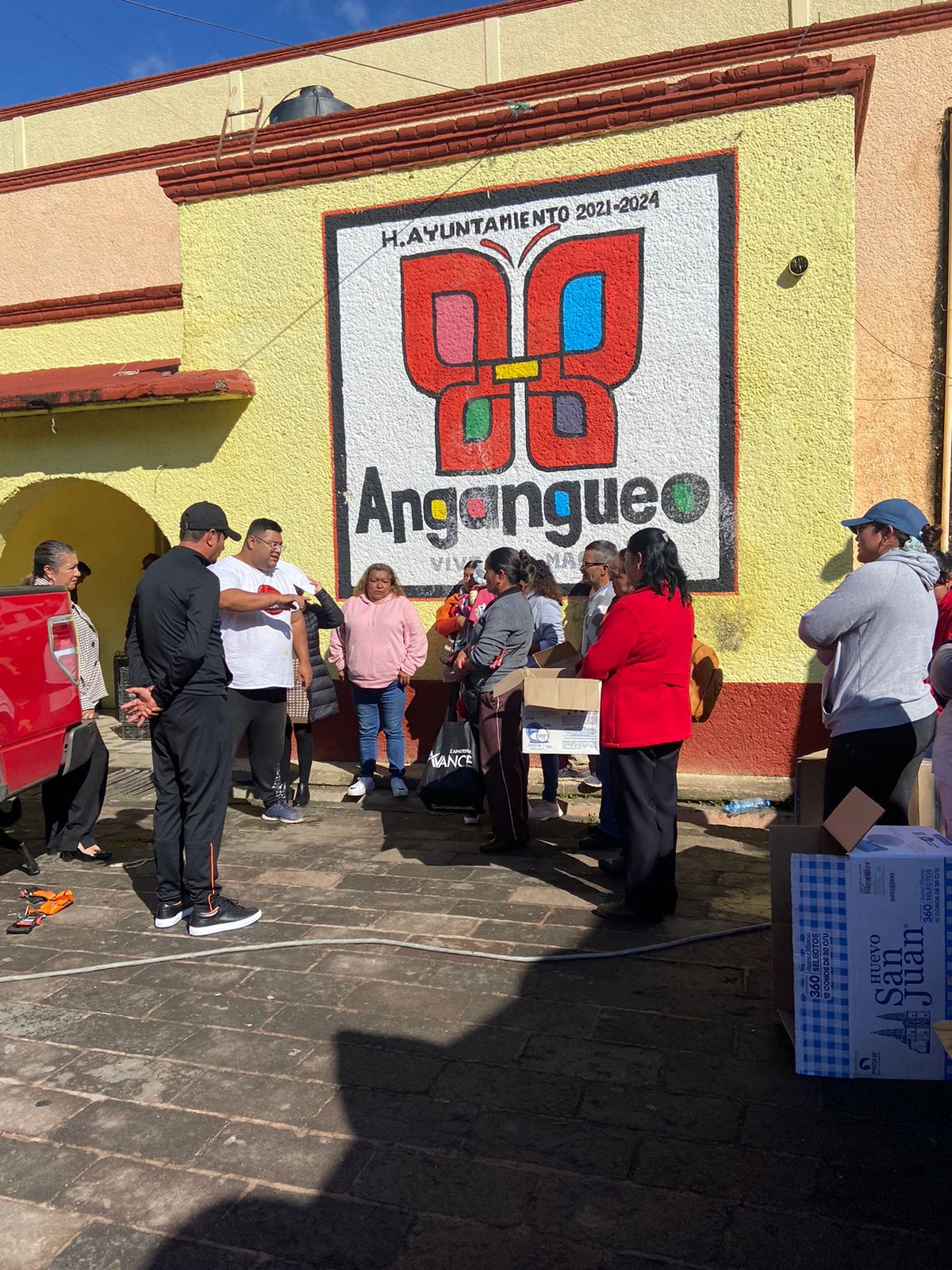 Entrega Sader paquetes de aves a 180 familias de la región Oriente