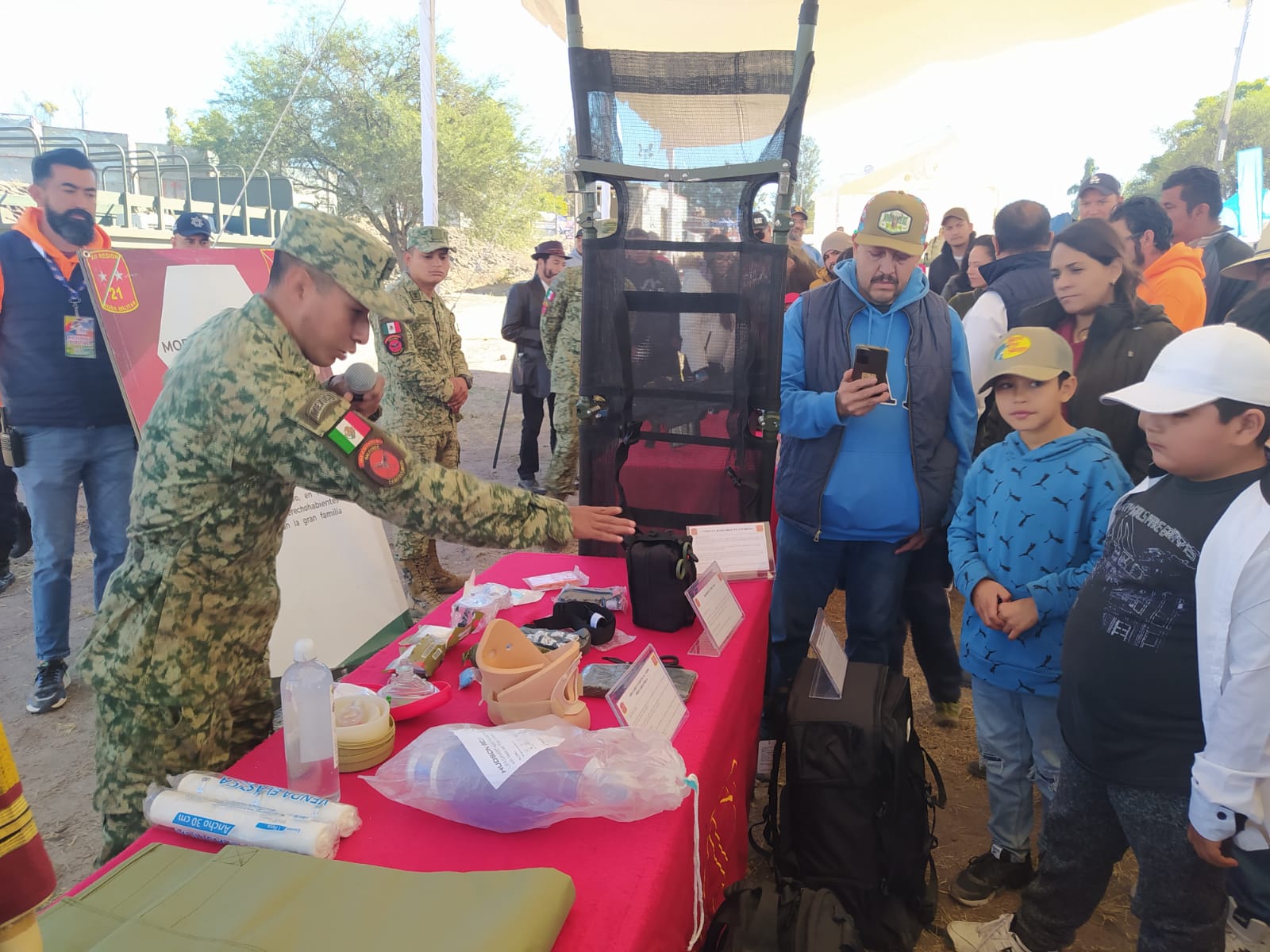 Un éxito la exposición entre la población civil que pudo disfrutar de los módulos interactivos