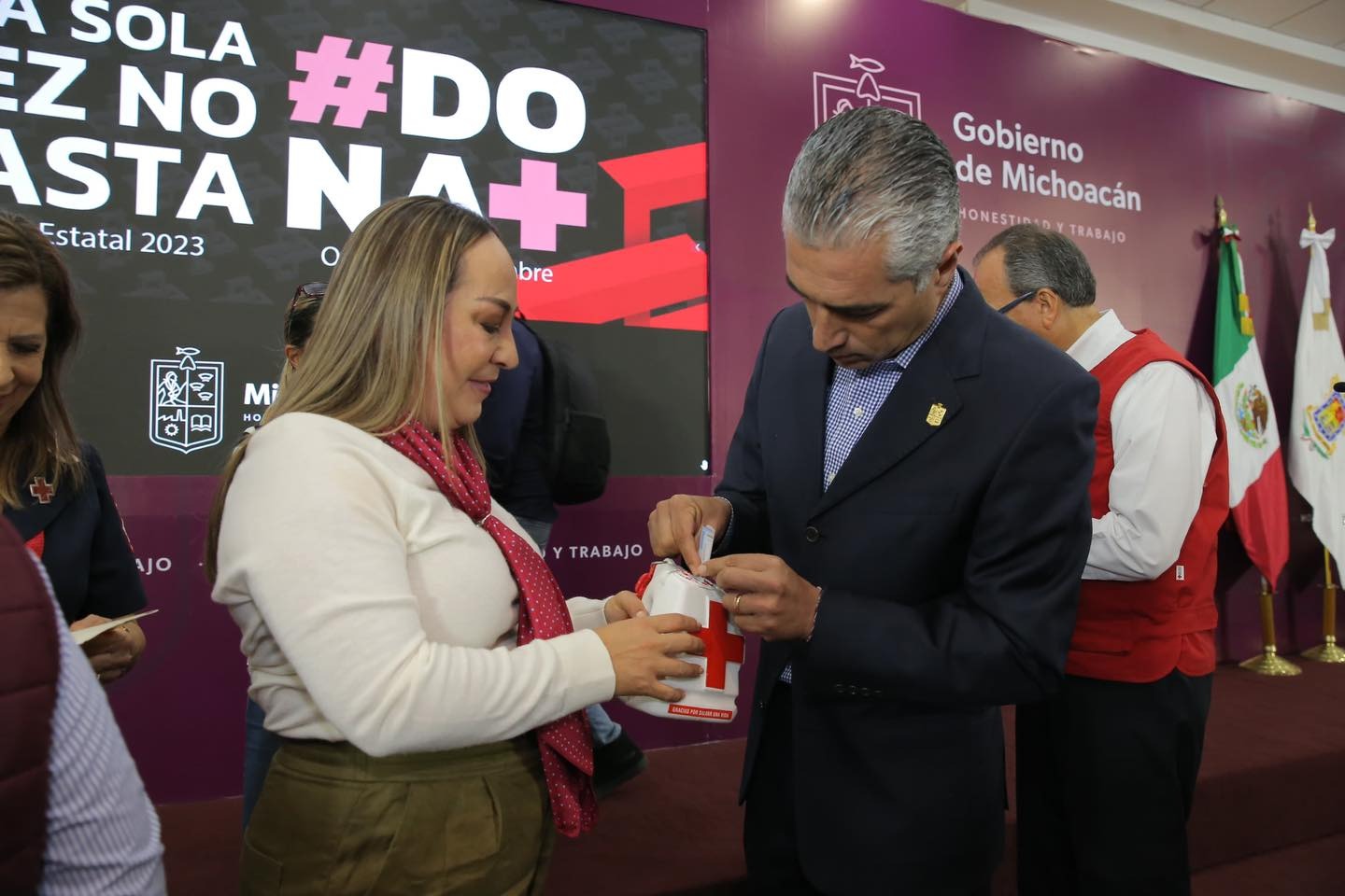 Invita DIF Michoacán a participar en la colecta anual de la Cruz Roja