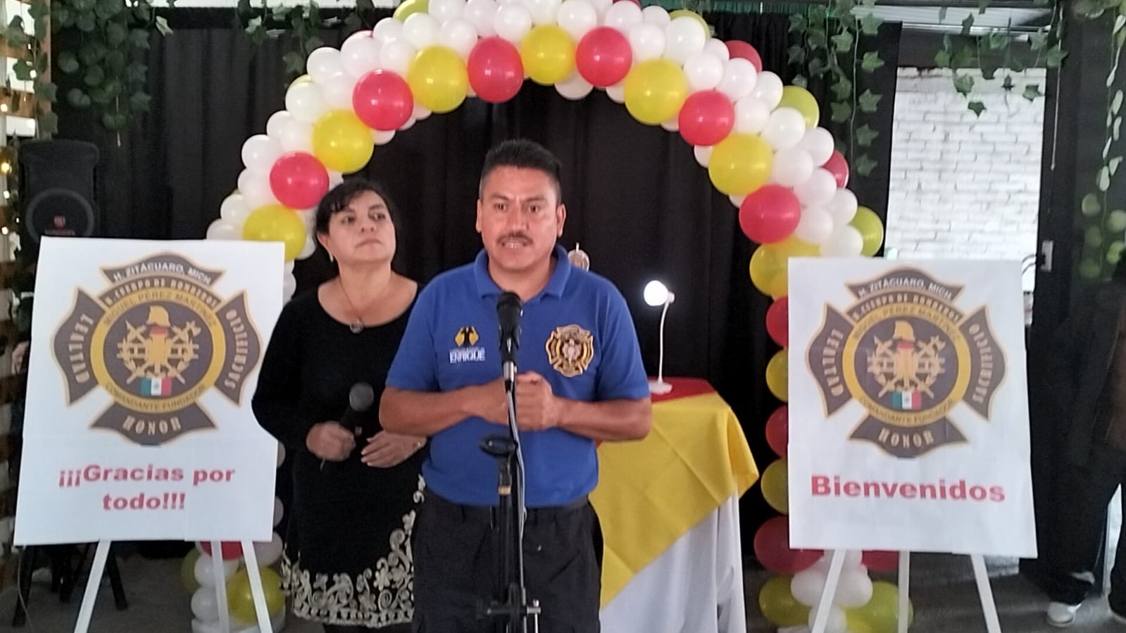 La gente de Zitácuaro nos quiere mucho y no les vamos a fallar: Bomberos al recibir una comida sorpresa en reconocimiento