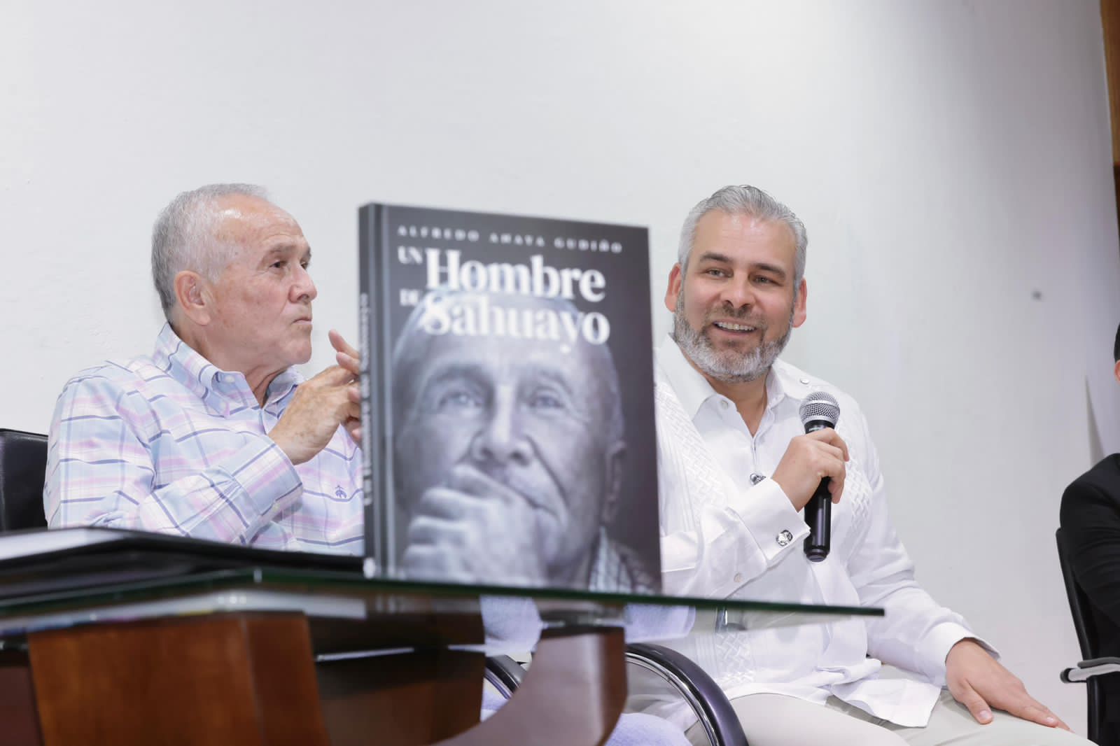 Asiste Bedolla a presentación del libro Un hombre de Sahuayo