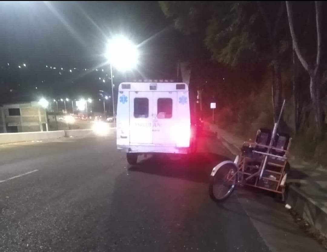 Hombre que vendía elotes en un triciclo de carga fue atropellado; falleció