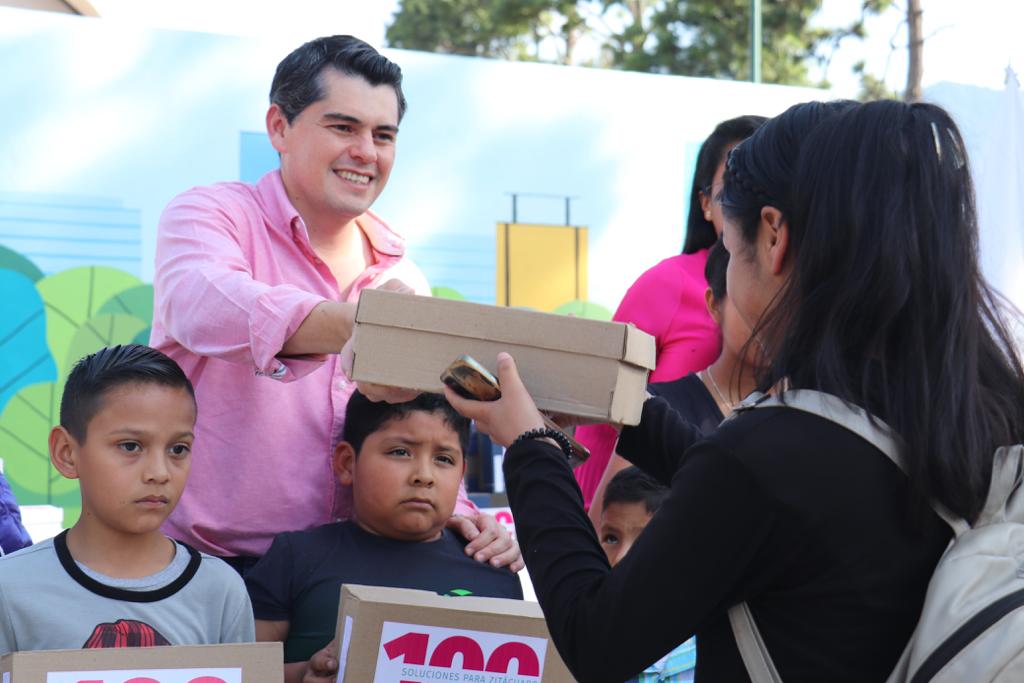 Entrega Toño Ixtláhuac calzado escolar a estudiantes de nivel básico