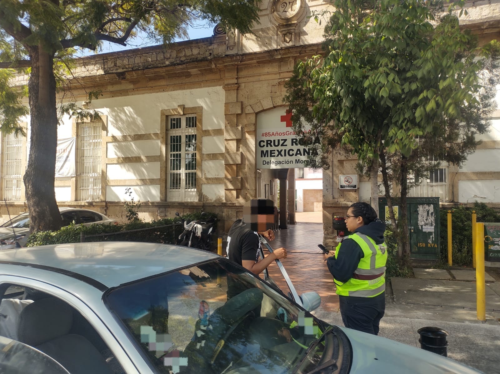 Agentes de Tránsito de la SSP ayudan a que joven sea llevada a un hospital, en Morelia