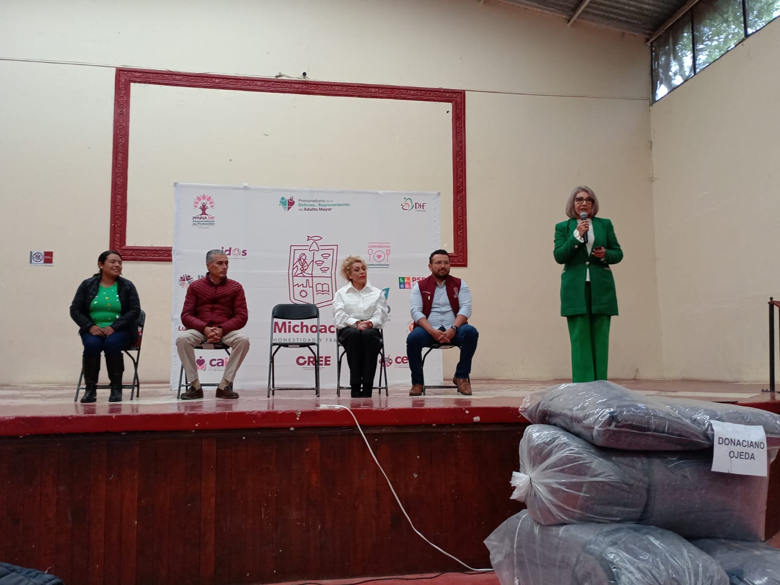 DIF Michoacán entrega más de 2 mil 500 cobijas a municipios y autogobiernos