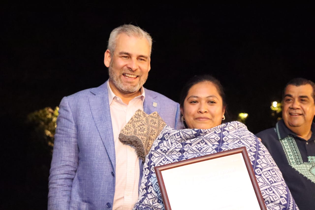 Artesana de Angahuan gana premio especial en concurso estatal.