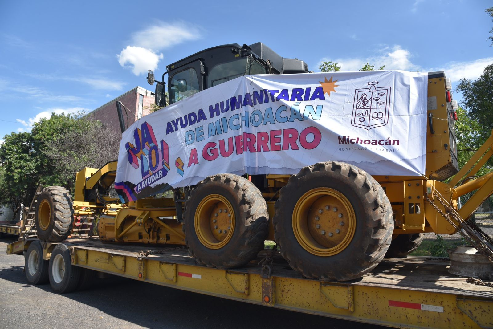 Michoacán envía más maquinaria a Guerrero.