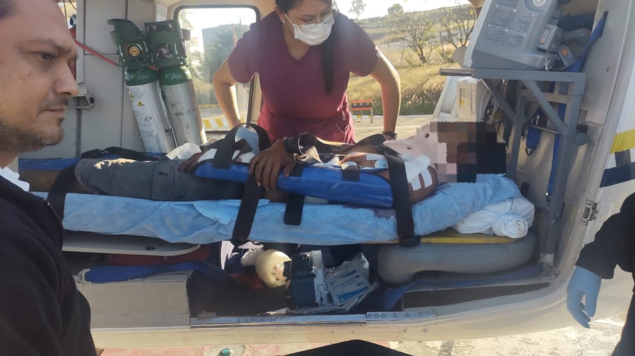 Servicios Aéreos de la SSP traslada de Tumbiscatío a Morelia, a paciente víctima de accidente carretero.