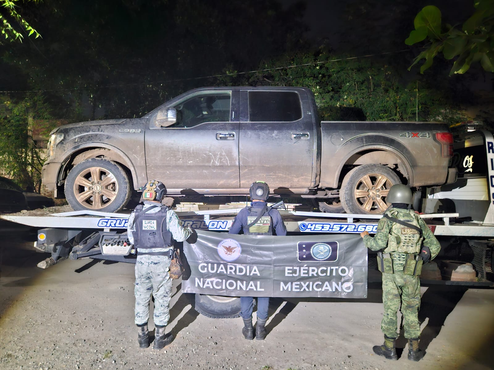 SSP, Sedena y GN aseguran 5 vehículos relacionados con actividades ilícitas, en La Huacana.