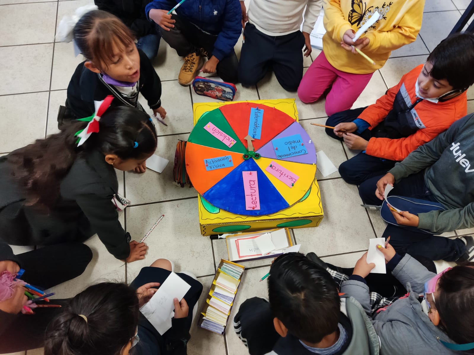 Maestra michoacana desarrolla “ruleta del saber” para mejorar proceso de enseñanza.