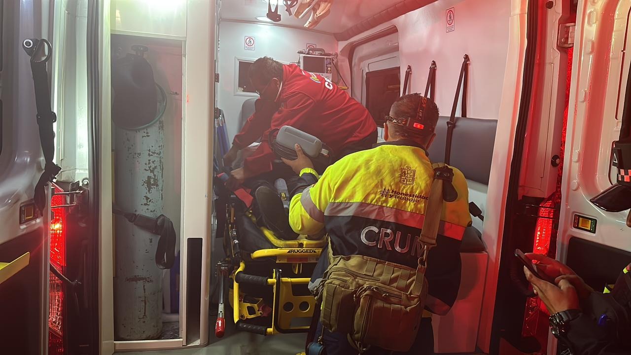 SSM traslada a 13 lesionados tras accidente en autopista Morelia-Zinapécuaro.
