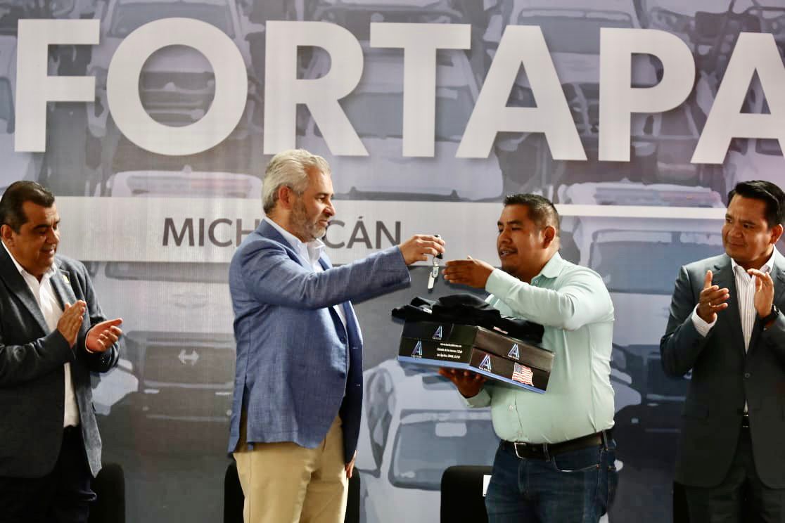 Con equipamiento, fortalece Bedolla la seguridad de 46 municipios y 7 comunidades