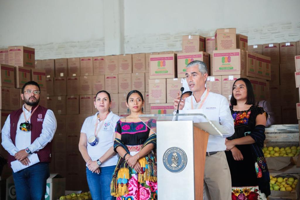 Entrega DIF apoyos alimentarios en Uruapan y comunidades con autogobierno.