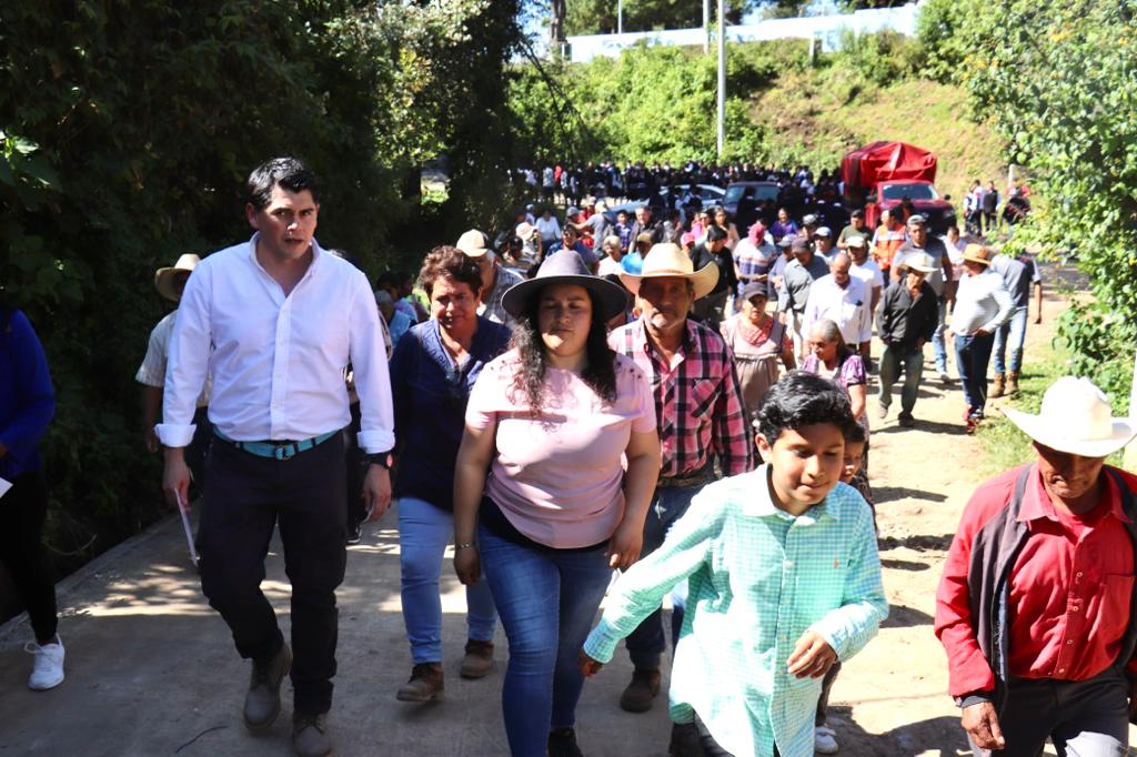 Amplia cobertura de caminos en Aputzio de Juárez con Ruta 100