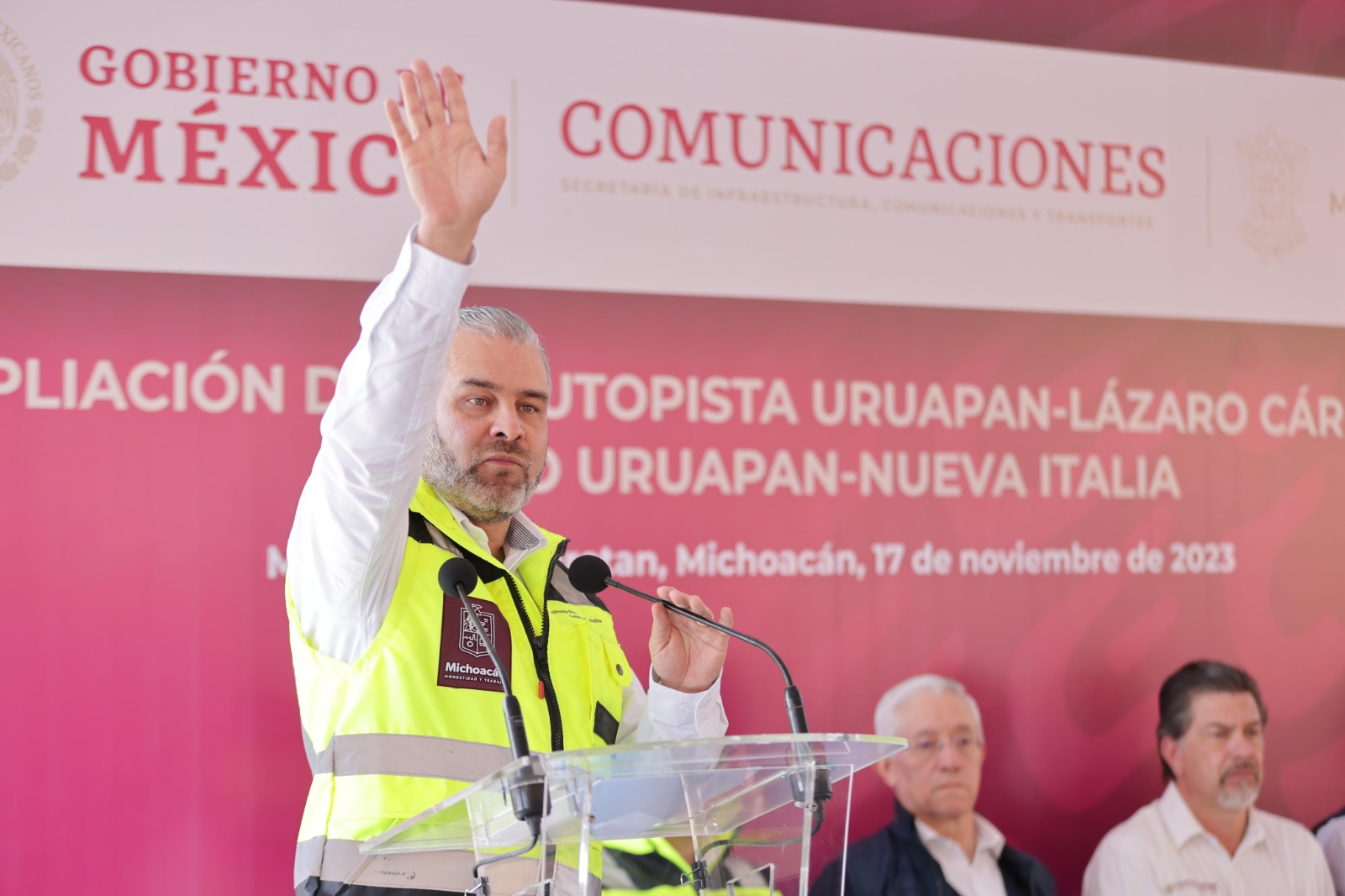 Bedolla y SICT inician ampliación de autopista Siglo XXI de Uruapan-Nueva Italia.
