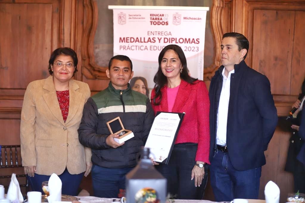Maestros michoacanos premiados por práctica educativa, gran ejemplo: SEE.