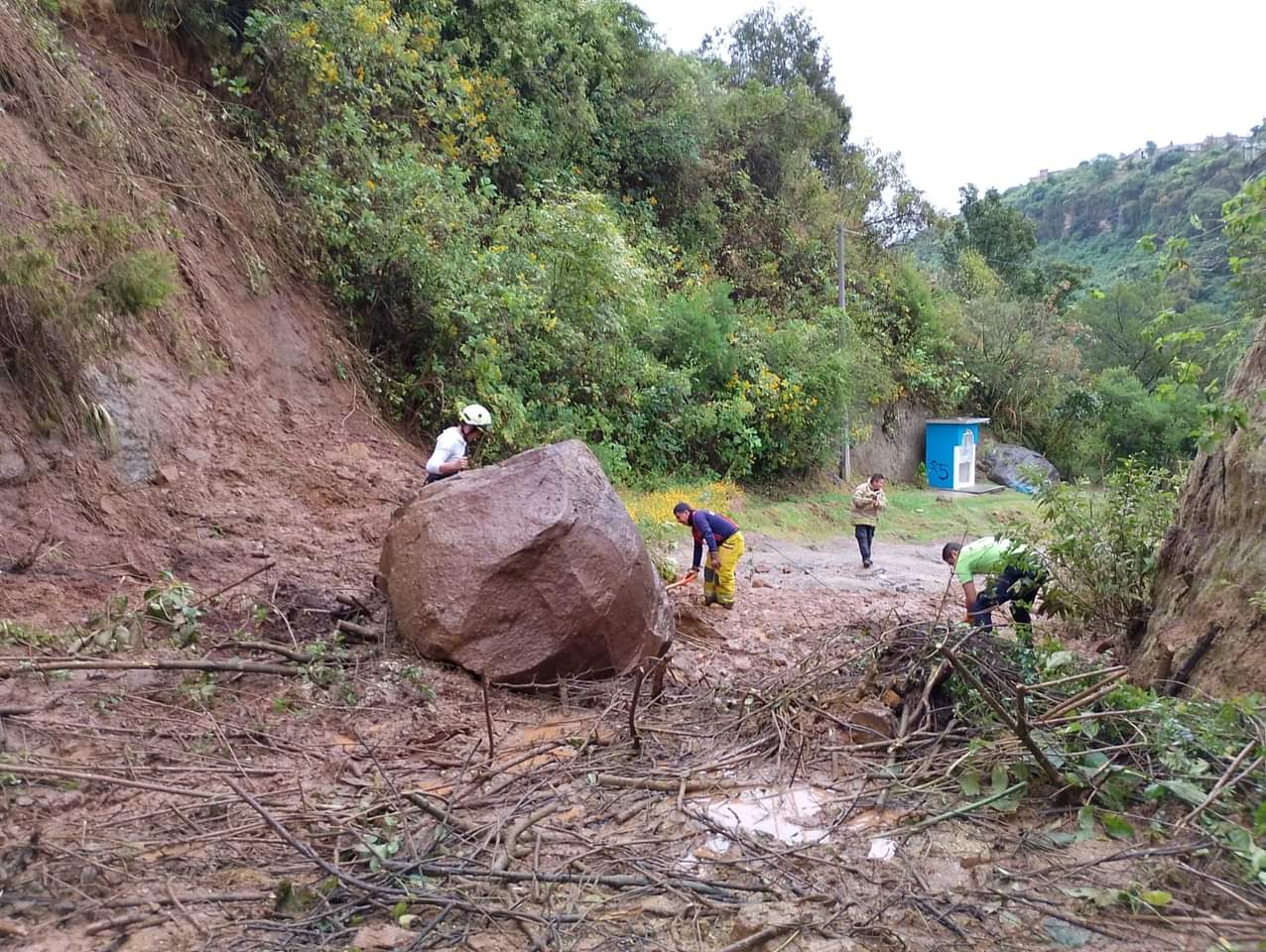 Personal de bomberos de Zitácuaro remueve bloqueo por deslave en camino hacia Loma Larga