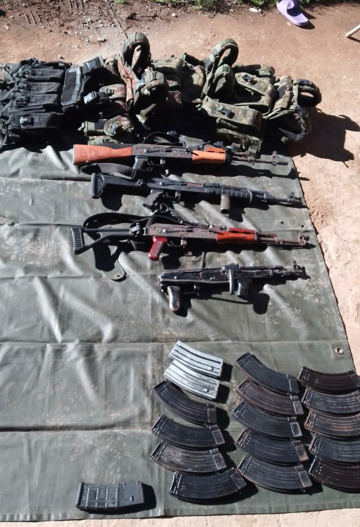 Tras operativo en Tangancícuaro, SSP, Sedena y GN aseguran a tres en posesión de cuatro fusiles.
