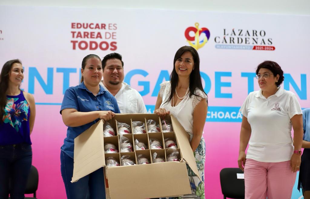 Jalo a Estudiar arranca entregas regionales de tenis en Lázaro Cárdenas.