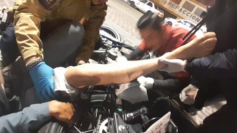 Conductor de motocicleta resulta herido en accidente en Zitácuaro