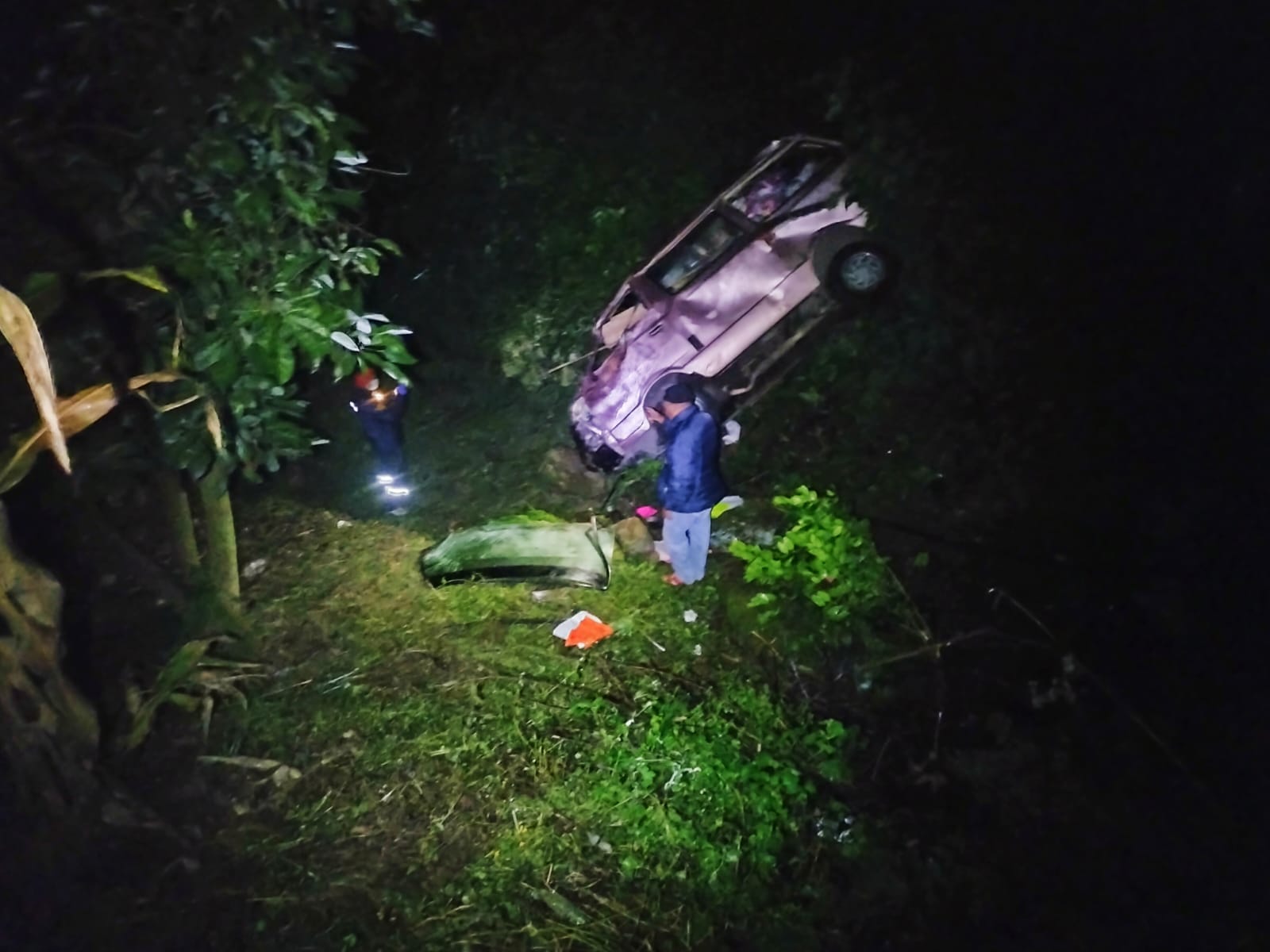 Una familia salvo su vida después de haber volcado su camioneta y caer a un barranco de 15 metros de profundidad.