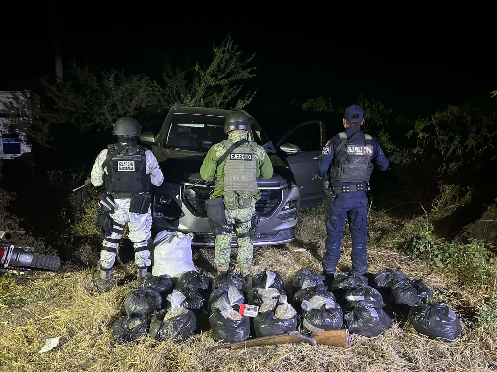 Fuerte operativo policial asegura droga, combustible y armas en La Piedad.
