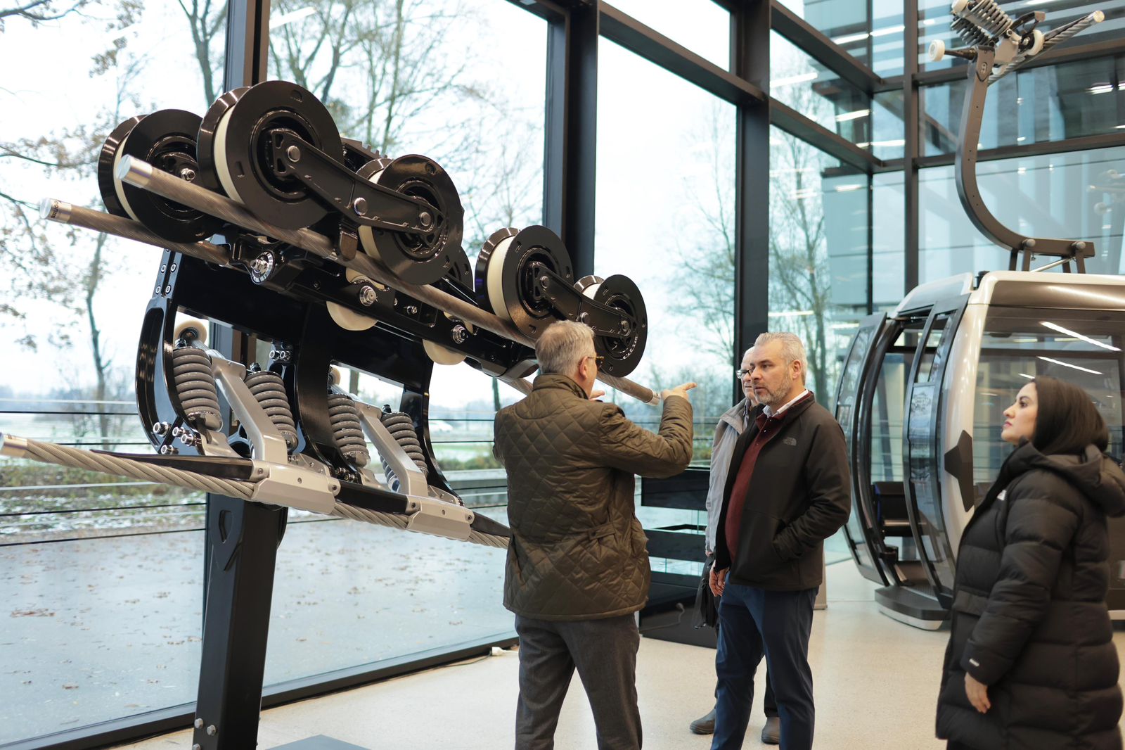 Bedolla supervisa procesos de fabricación del cablebús para Uruapan.