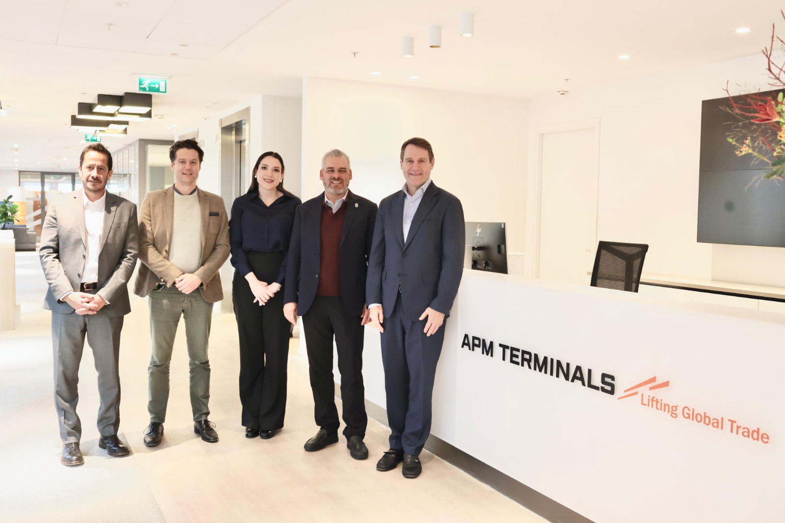 Comprometen Bedolla y APM Terminals desarrollar LC como puerto hub global.