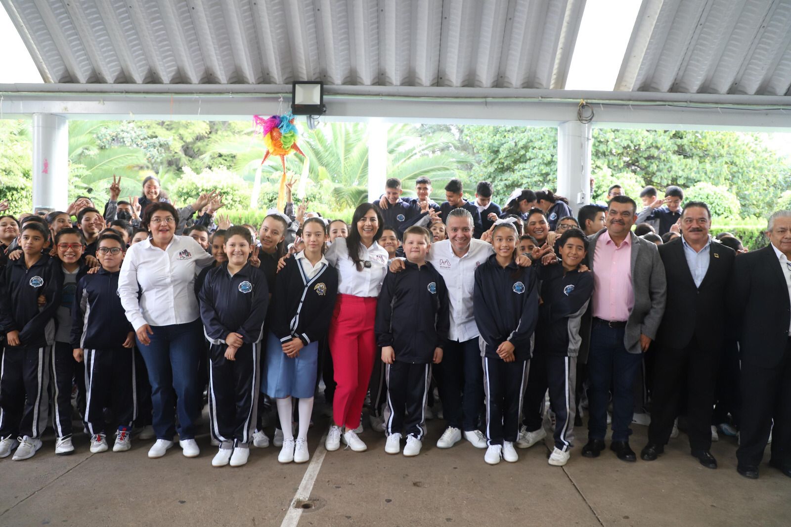 Tenis llegan a más de 90 mil estudiantes en Michoacán.