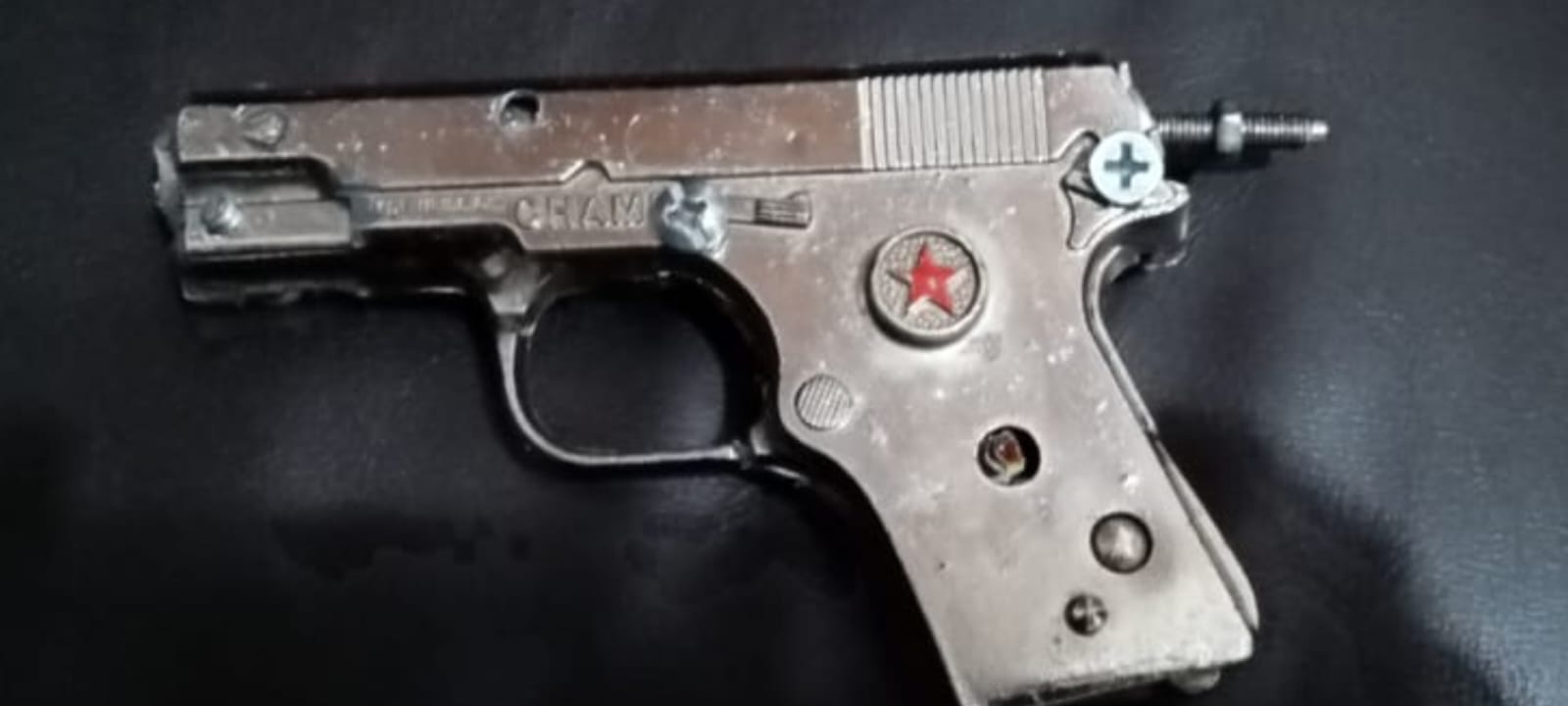 Elementos de la Guardia Civil detuvieron a tres hombres que viajaban en un auto; les aseguraron armamento