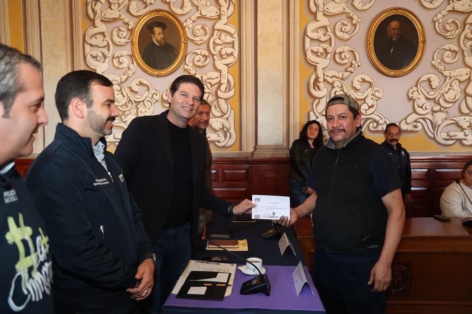 Alfonso Martínez entrega apoyos económicos a locatarios del Mercado Revolución
