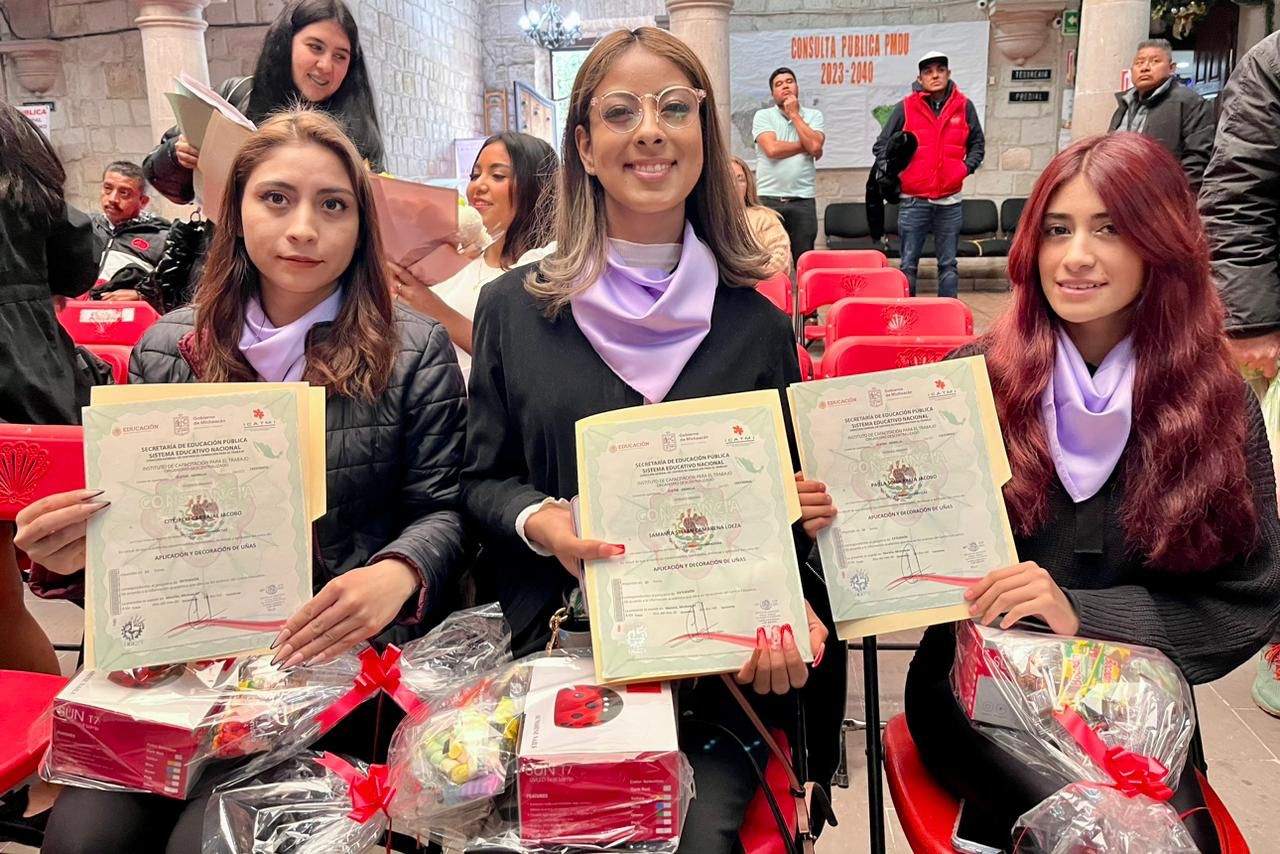 Icatmi entregó constancias a pobladores de Tarímbaro por concluir su capacitación