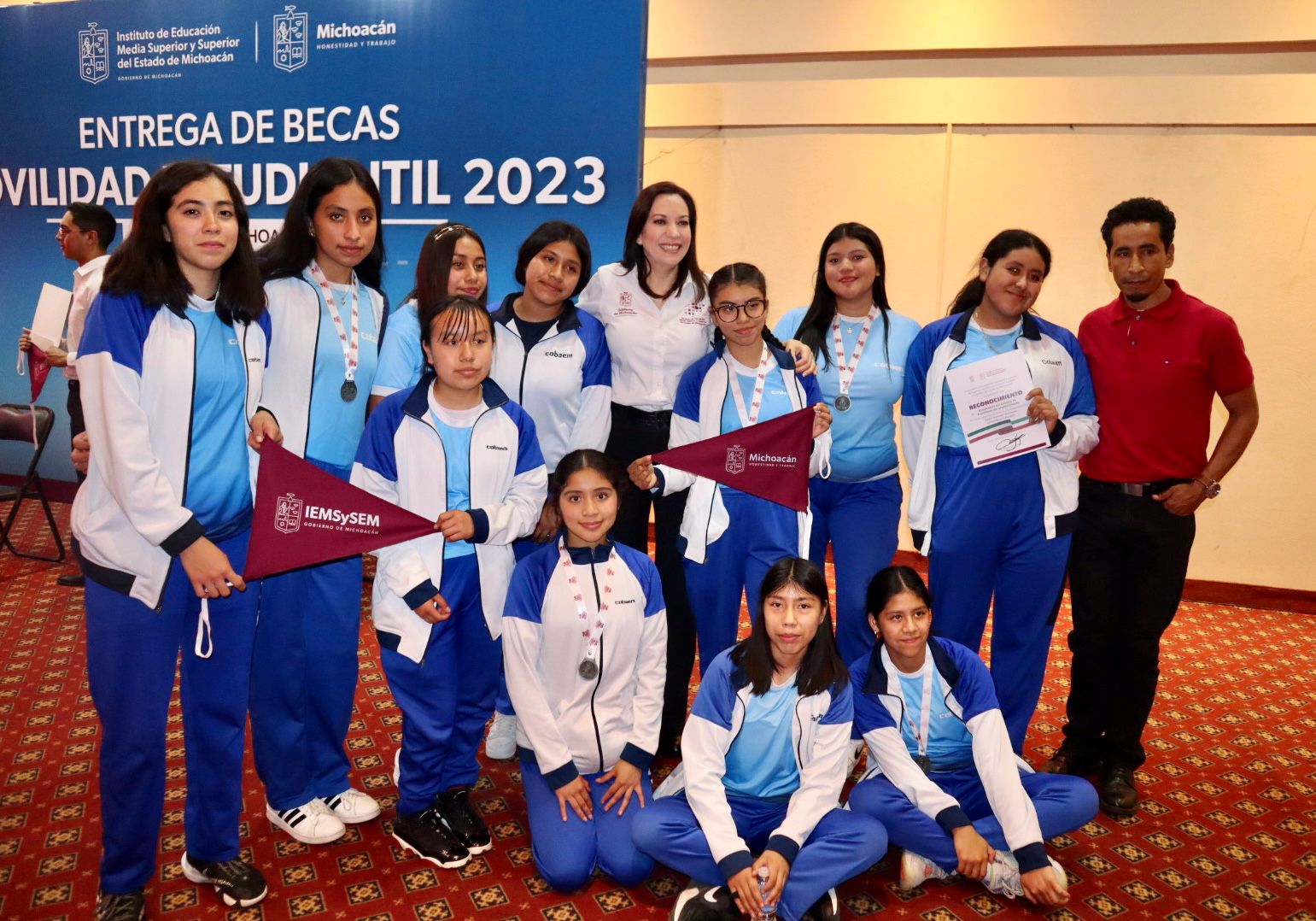 Michoacán entrega apoyos a 75 estudiantes para realizar estadías en el extranjero