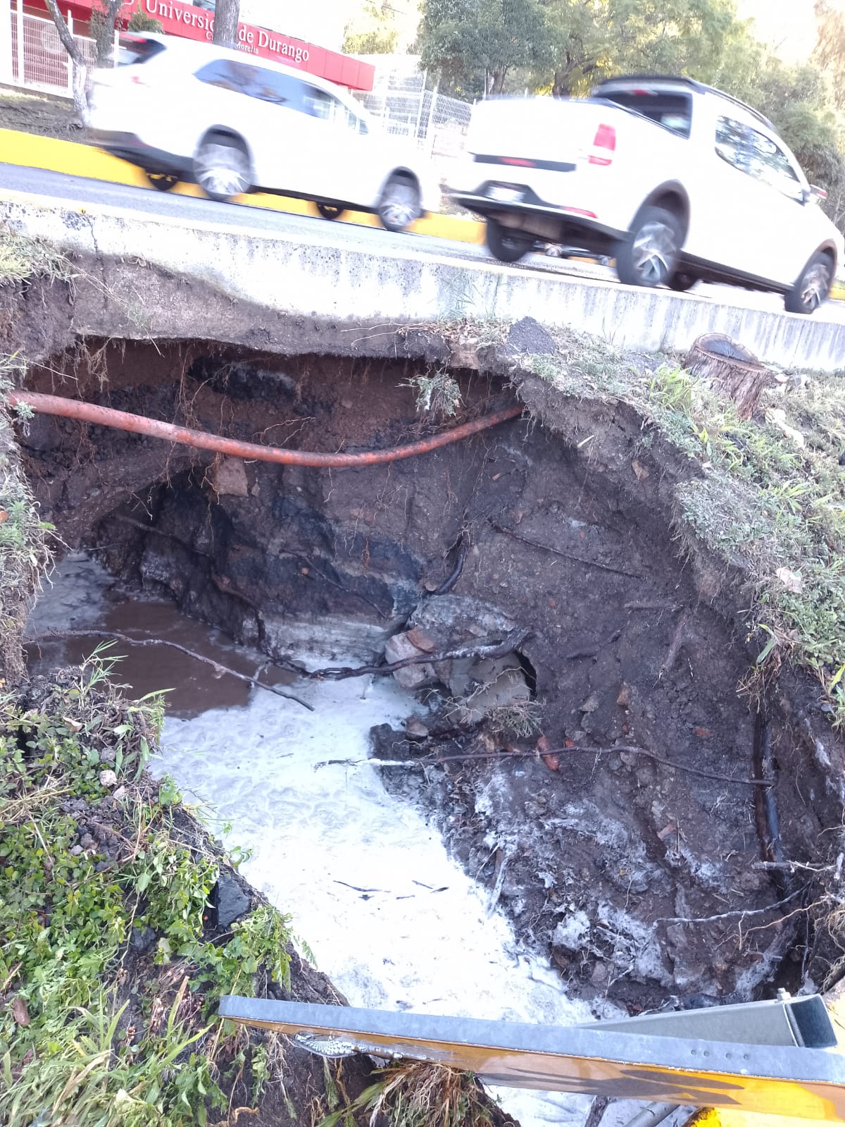 OOAPAS atiende fuga en línea principal sobre Av. Camelinas